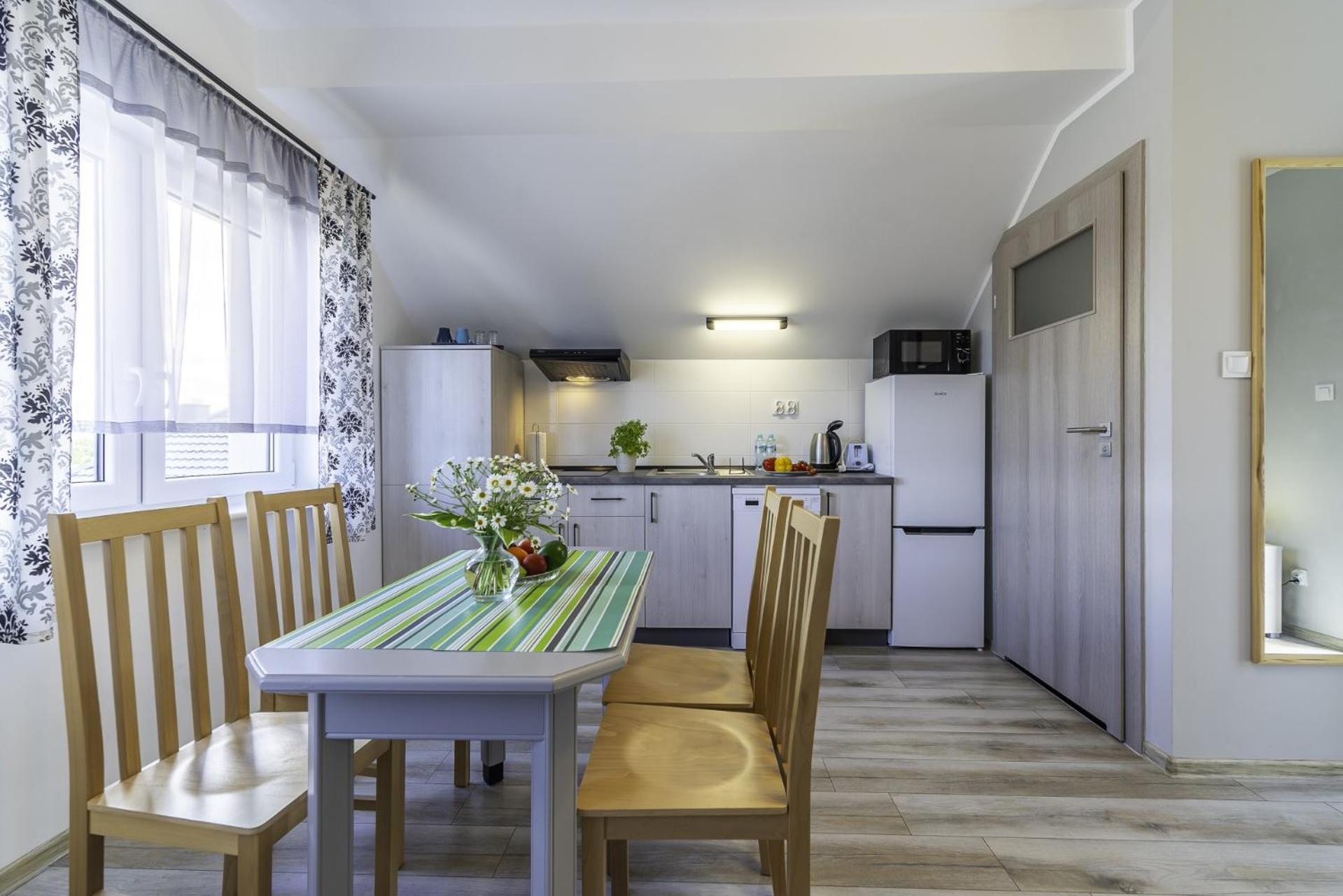 Frajda Domki - Apartamenty 6-Osobowe - Salon I Dwie Sypialnie Oraz Studia 4-Osobowe - Pokoj Z Aneksem Kuchennym Rewal Eksteriør billede