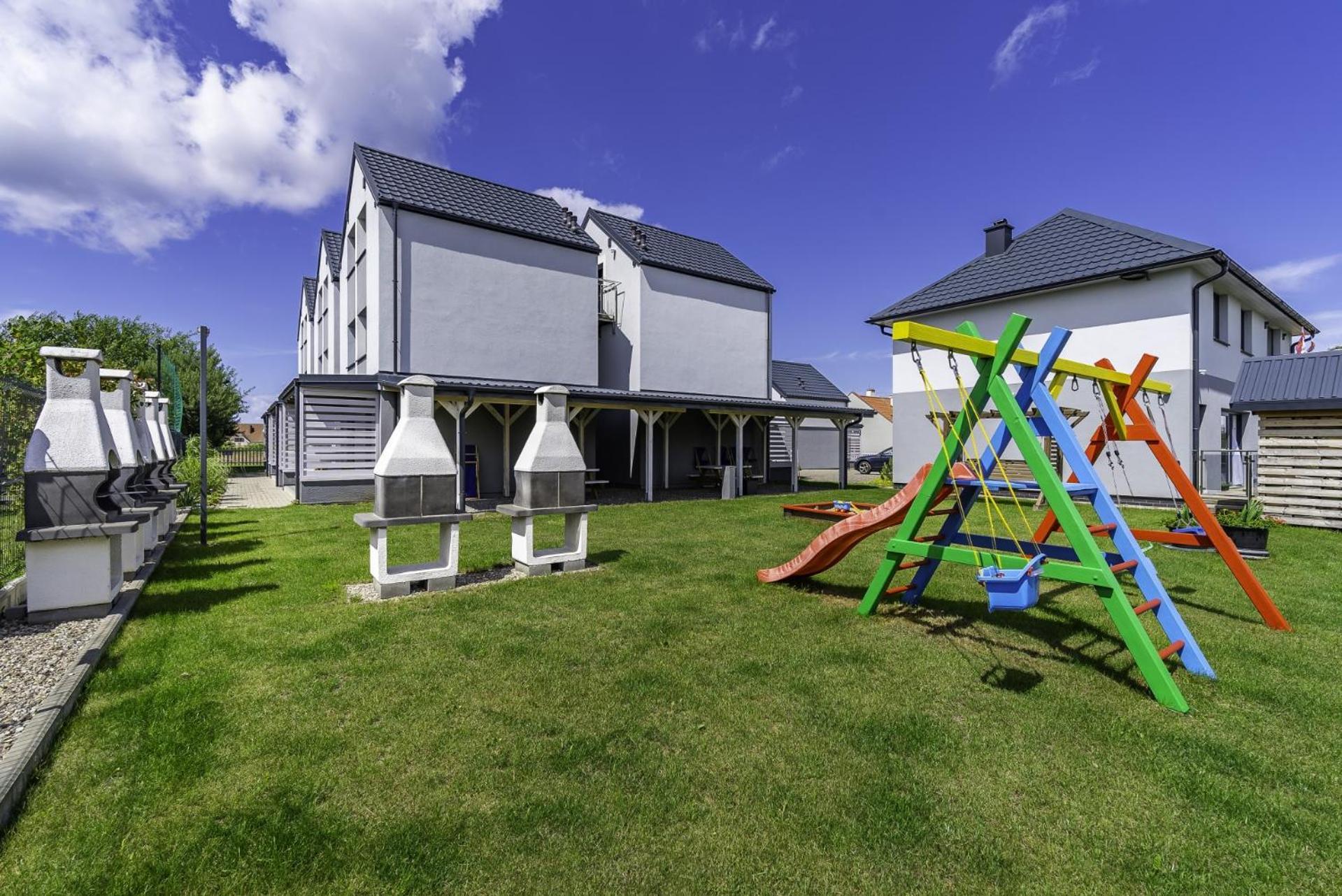 Frajda Domki - Apartamenty 6-Osobowe - Salon I Dwie Sypialnie Oraz Studia 4-Osobowe - Pokoj Z Aneksem Kuchennym Rewal Eksteriør billede
